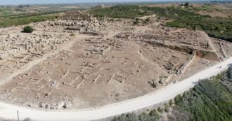 Copertina di Trapani, scoperto un piccolo tempio nel parco archeologico di Selinunte: le immagini dal drone