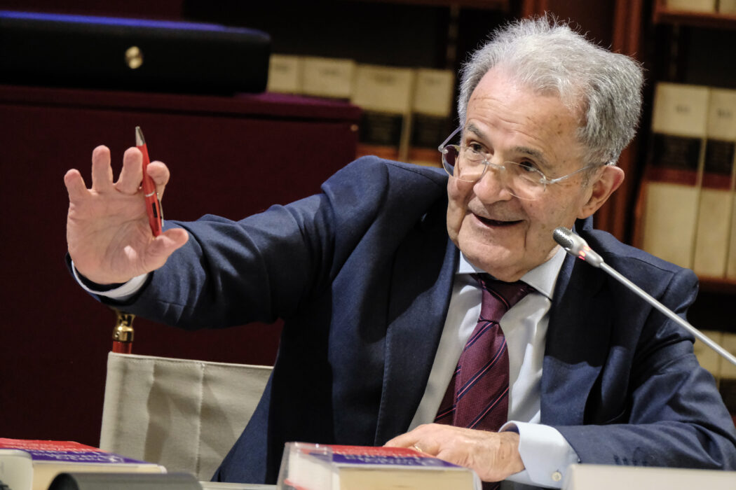 Prodi: “Urge intesa con Mosca, ma l’Italia è irrilevante. Situazione internazionale è fragile, un incidente può innescare una tragedia”