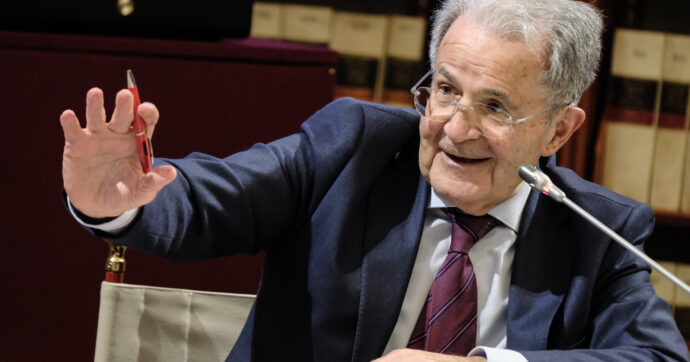 Prodi: “Urge intesa con Mosca, ma l’Italia è irrilevante. Situazione internazionale è fragile, un incidente può innescare una tragedia”