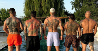 Copertina di Fedez (di nuovo) con gli ultras del Milan dopo il pestaggio a Iovino: lo scatto mentre è in vacanza