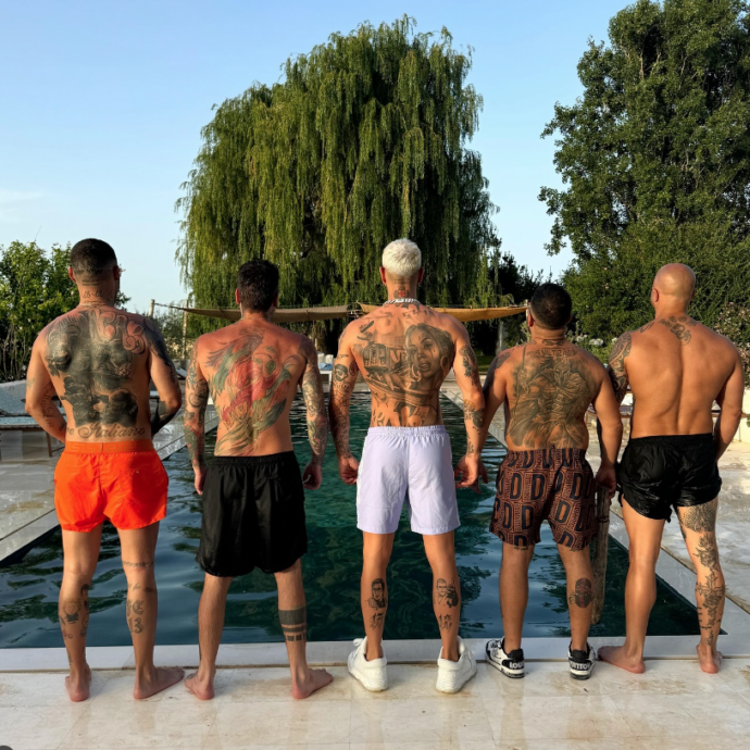 Fedez (di nuovo) con gli ultras del Milan dopo il pestaggio a Iovino: lo scatto mentre è in vacanza