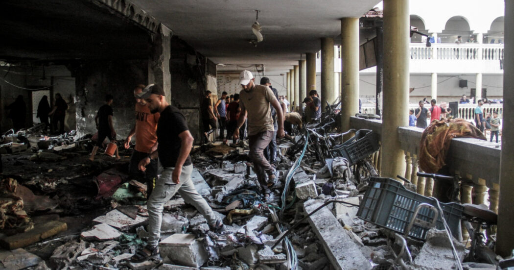 Gaza, raid israeliano su una scuola: “Almeno cento morti”. L’esercito di Tel Aviv: “Attacco mirato contro i terroristi”. Hamas: “Crimine orribile”