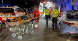 Copertina di Milano, ladri sorpresi dalla polizia in un appartamento tentano la fuga ma cadono dal balcone: feriti e catturati