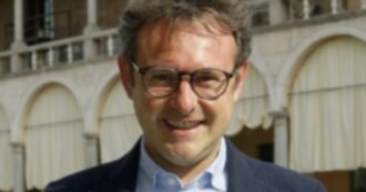 Copertina di Alluvione in Romagna, il sindaco di Faenza Massimo Isola: “Li abbiamo chiamati rifiuti, ma dentro c’era  la vita  delle persone: siamo ai limiti dell’offesa”