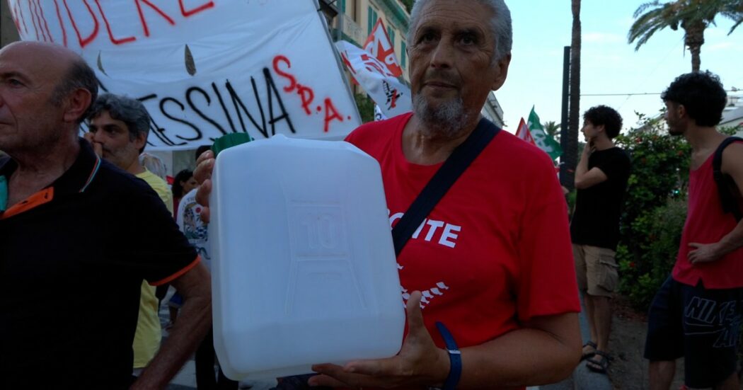 No Ponte, i manifestanti a Messina: “Avremmo bisogno di tanta acqua che non abbiamo”. E sul muro proiettata la scritta: “Salvini affonda”