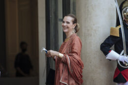 Copertina di “Aveva due tagli a croce profondissimi e rischiava di perdere l’occhio, ma ho dovuto muovere mari e monti per un elisoccorso”: lo sfogo di Carole Bouquet