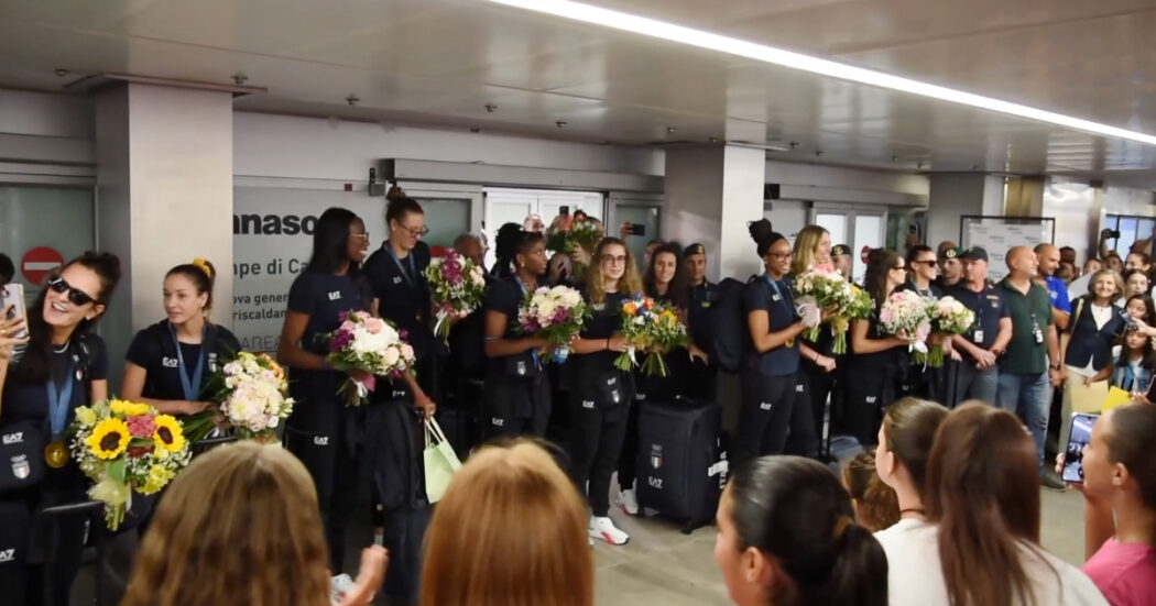 Olimpiadi, tifosi in delirio per l’Italvolley femminile a Linate: cori, fiori e applausi per le campionesse di Parigi