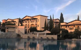 Copertina di “Mosche, gatti e uccelli vicino al buffet e cibo ammuffito: non sono mai stata così male”: il banchetto di nozze nell’hotel 5 stelle si trasforma in un incubo