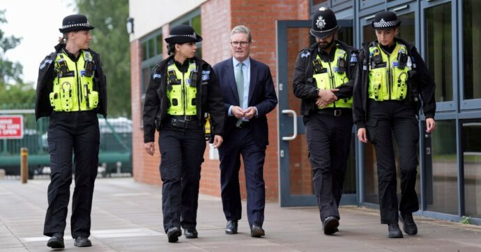 Disordini di ultradestra in Uk, Starmer cancella le vacanze