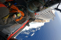 Copertina di Si sente male sulla nave da crociera, la Guardia costiera la preleva in elicottero e la porta in ospedale: il video dell’incredibile salvataggio