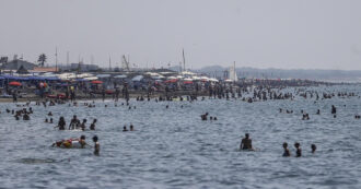 Copertina di “Occupare” le spiagge dei balneari con licenza scaduta? Il caso di Carrara, cosa dice la legge e il caos su chi deve farla rispettare