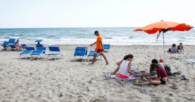 Copertina di Bandiere verdi 2025: la nuova classifica delle spiagge family-friendly in Italia e all’estero. La Calabria regna al primo posto da tredici anni