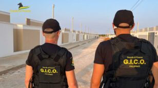 Copertina di Una banca occulta per riciclare denaro con le frodi fiscali: 30 indagati, sequestri per oltre 21 milioni. Contestato il metodo mafioso