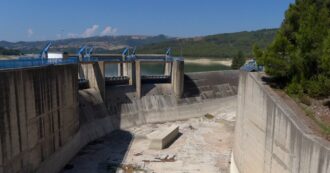 La siccità in Puglia forza la chiusura della diga di Occhito, agricoltori in allarme. Rimasta meno di un terzo dell’acqua rispetto allo scorso anno