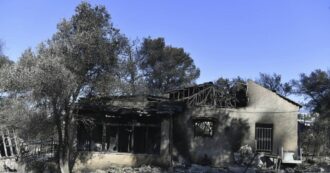 Copertina di Fuoco alle porte di Atene, ancora incendi sparsi. Trovato il corpo di una donna rimasta intrappolata