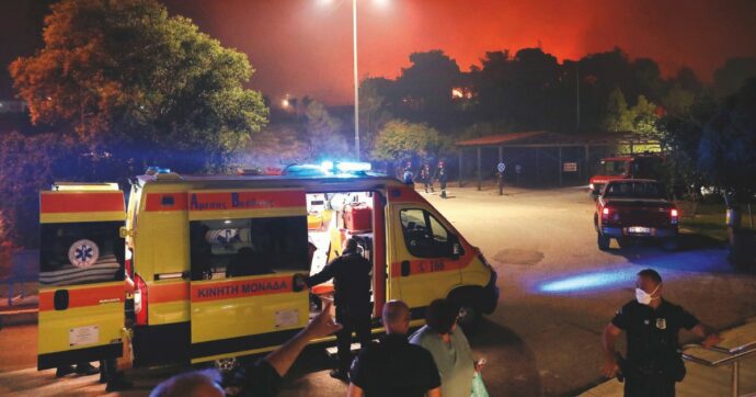 Grecia, Attica in fiamme: il cielo di Atene oscurato e tinto di rosso