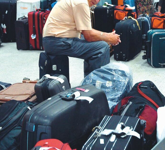 Bagaglio in ritardo, smarrito o rubato in aeroporto: cosa fare se la valigia non arriva e gli errori da evitare per non perdere il rimborso