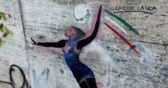 Copertina di Un passante “armato” di pennarello ridipinge il murale vandalizzato dedicato a Paola Egonu: la risposta di Roma al razzismo – Video