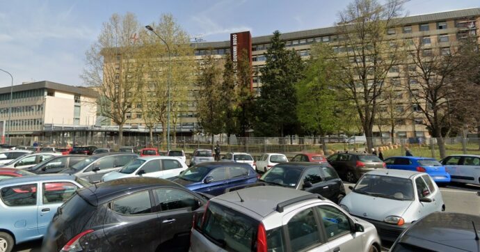 Bambina di 2 anni muore travolta da un’auto nel parcheggio di un ospedale: “Stava chiedendo l’elemosina con la madre”