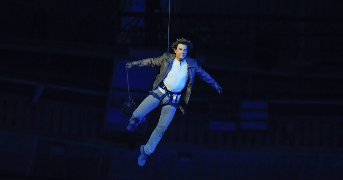 “Tom Cruise voleva fare il salto dal tetto dello Stade de France senza protezioni, ha litigato con la produzione per questo. Crede davvero di essere fuori dall’ordinario”