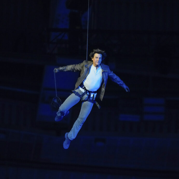 “Tom Cruise voleva fare il salto dal tetto dello Stade de France senza protezioni, ha litigato con la produzione per questo. Crede davvero di essere fuori dall’ordinario”