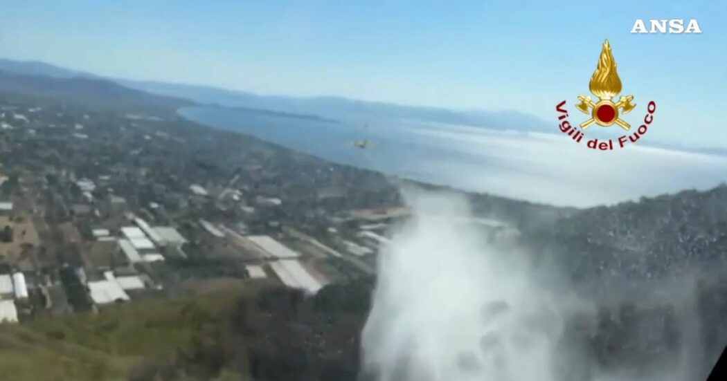 Incendi in Grecia, i canadair dei vigili del fuoco italiani in azione a Maratona – Le immagini in volo