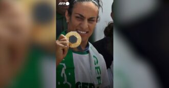 Copertina di Algeria in festa per Imane Khelif dopo l’oro a Parigi. Bagno di folla per la campionessa: “È nostro diritto essere felici”