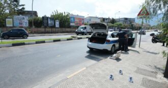 Copertina di Cadavere nel bagagliaio di un’auto rubata e abbandonata a Pomigliano. Arrestato il figlio della vittima