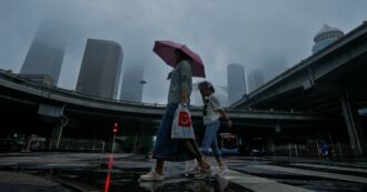 Copertina di La Cina combatte la siccità con i droni militari: è il cloud seeding, la controversa tecnica per far piovere usata anche da Usa ed Emirati