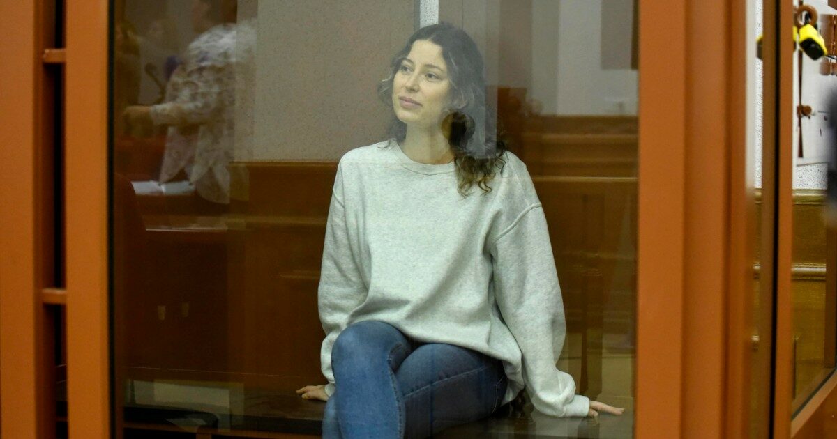 Russia, condannata a 12 anni di carcere per tradimento: “Ha donato 51 dollari a un ente di beneficienza che aiuta Kiev” Russia, condannata a 12 anni di carcere per tradimento: “Ha donato 51 dollari a un ente di beneficienza che aiuta Kiev”