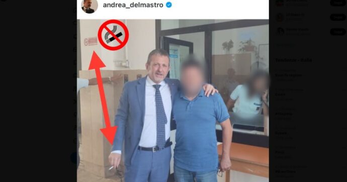 Il sottosegretario Delmastro e la foto al carcere di Brindisi con la sigaretta in mano e, alle spalle, il cartello “vietato fumare”