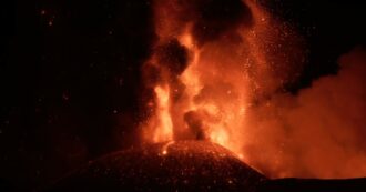 Copertina di Etna, eruzione nella notte di Ferragosto: altissime fontane di lava. Le immagini ad alta quota