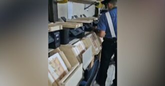 Copertina di Napoli, scoperta una stamperia clandestina: sequestrate banconote false per 2,7 milioni di euro. Le immagini all’interno del locale nascosto