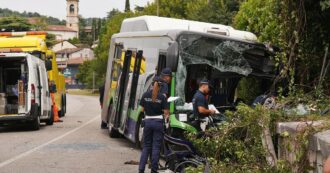 Copertina di Autobus esce di strada, una donna morta e sei feriti nel Veronese: grave il conducente