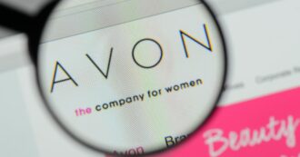 Copertina di Avon dichiara bancarotta: la storica azienda di cosmetici travolta dalle cause per il talco cancerogeno