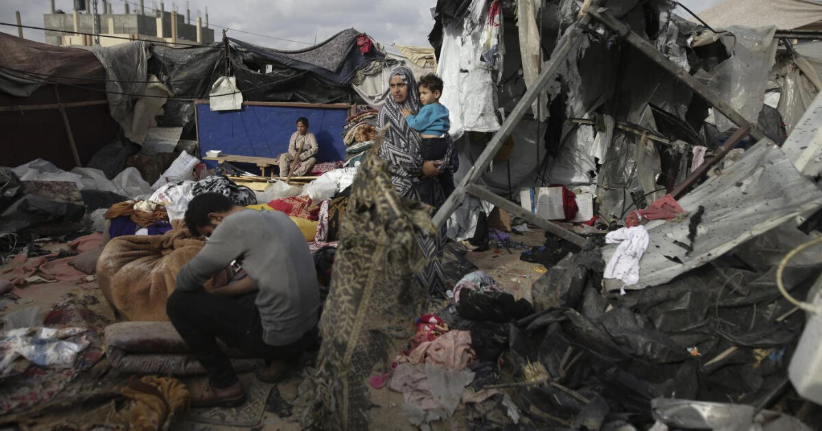 Gaza, raid di Israele sulla safe zone di Khan Younis: “Almeno 40 morti, crateri profondi fino a 9 metri”. L’Idf: “Colpito comando di Hamas”