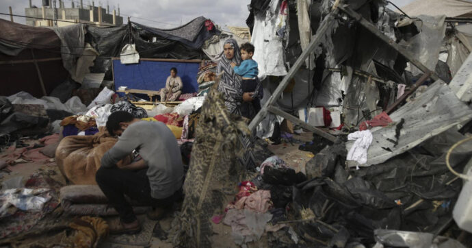 Gaza, raid di Israele sulla tendopoli di Khan Younis: “Almeno 40 morti, crateri di 9 metri”. L’Idf: “Colpito comando di Hamas”