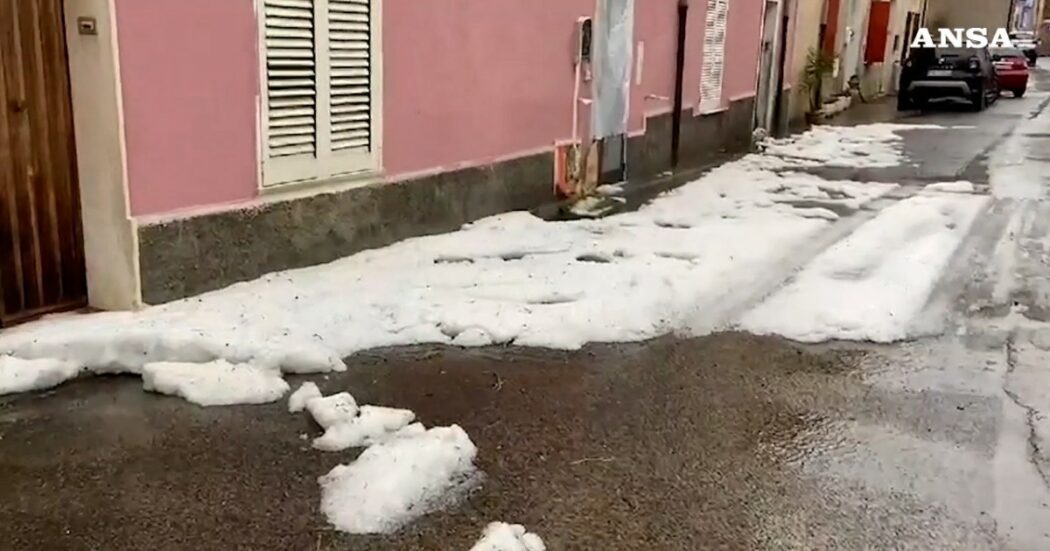 Maltempo in Sardegna, maxi grandinata in Gallura: le strade ricoperte da chicchi bianchi – Le immagini