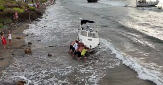 Maltempo, le barche arenate nel golfo di Baratti riprese dal drone dopo la tempesta (video)