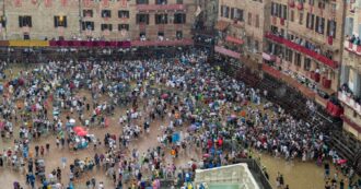 Copertina di Palio di Siena rinviato causa acquazzone, tufo scivoloso anche per gli spettatori “aiutati” a uscire dalla piazza dalle forze dell’ordine