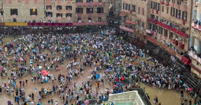 Palio di Siena rinviato causa acquazzone, tufo scivoloso anche per gli spettatori “aiutati” a uscire dalla piazza dalle forze dell’ordine