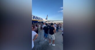 Copertina di Disavventura sul volo Malaga-Bari, passeggeri bloccati a bordo senza aria condizionata: “Poi l’aereo è partito lasciandoci a terra”