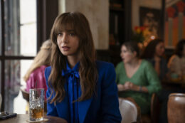 Copertina di La crema di Zendaya, lo shampoo botanico e gli elastici per capelli di tendenza: tutti pezzi da copiare da Emily in Paris 4 (e dove comprarli)