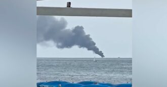 Copertina di Barca va a fuoco in mare al largo di Capocotta: la colonna di fumo nero visibile dalle spiagge di Ostia