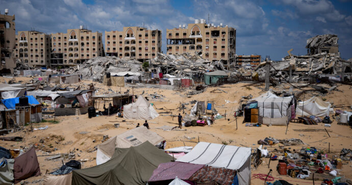 Copertina di Gaza, Israele bombarda ancora: sterminata una famiglia di 18 persone. L’appello di Biden e ministri Ue: “Non minare prospettive di pace”
