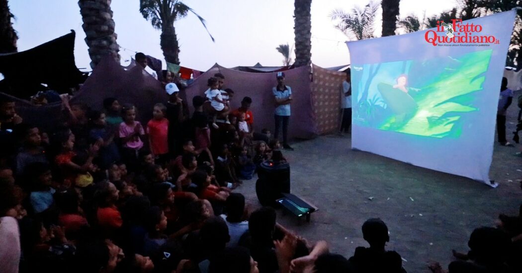 Gaza, un cinema tra le tende degli sfollati per evadere dall’orrore della guerra: “Qui i bambini hanno una vita inimmaginabile per chiunque”