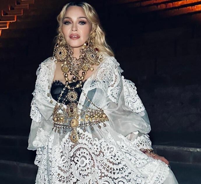 Madonna festeggia davvero agli Scavi di Pompei e stacca un assegno da 250mila euro: “Vuole sostenere un progetto rivolto ai giovani”