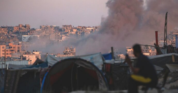 Gaza sotto le bombe: “Le nostre tende già stracolme  e arrivano altri sfollati in fuga”
