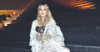 Copertina di Danze nelle domus e brindisi Madonna, che imbarazzo