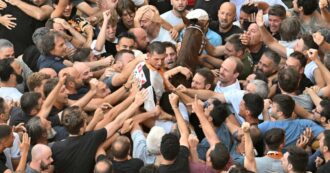 Copertina di Palio di Siena, trionfa la contrada della Lupa con il fantino Dino Pes (il più anziano) e il cavallo (esordiente) Benitos